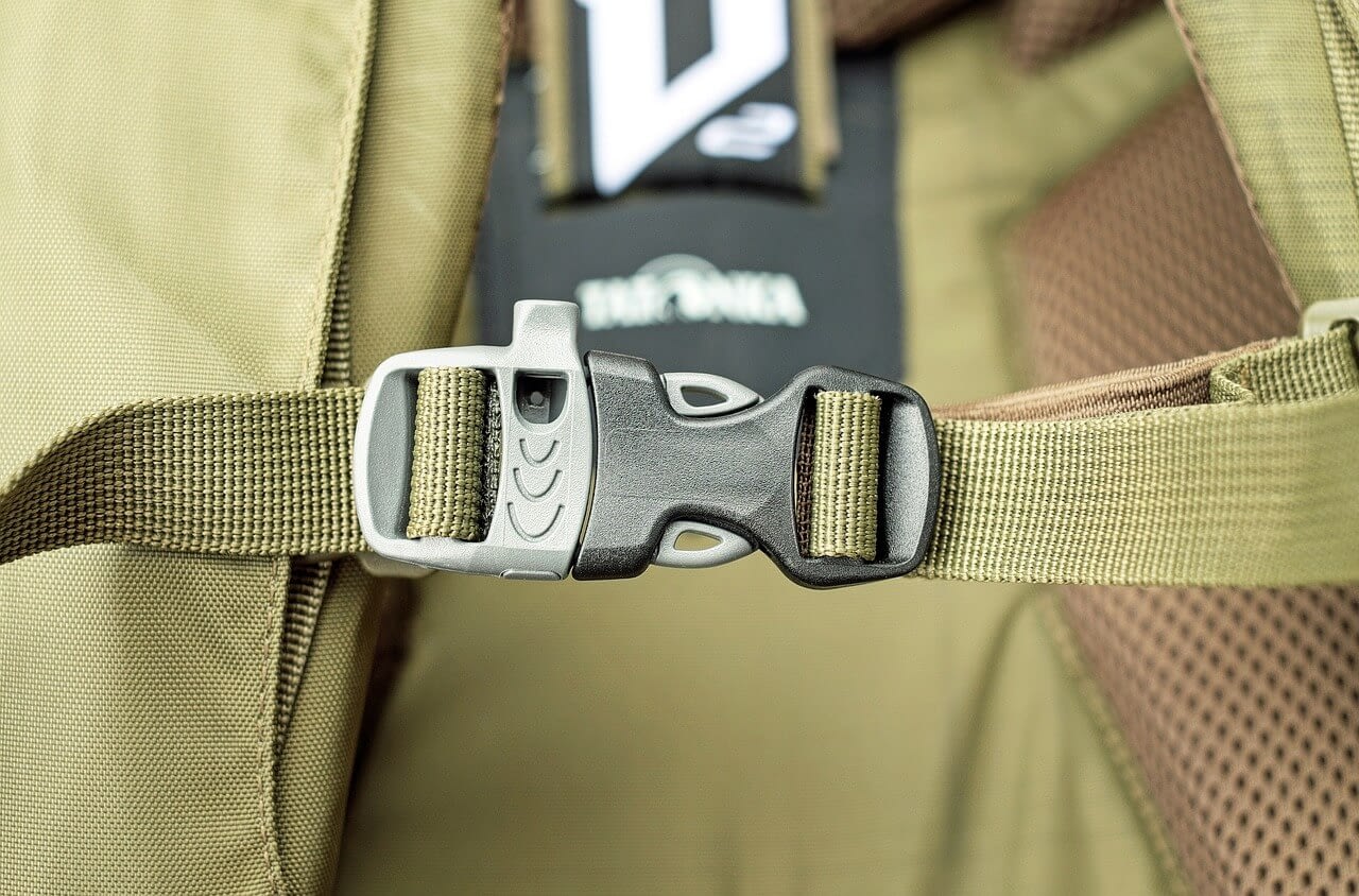 Fishing backpack closure